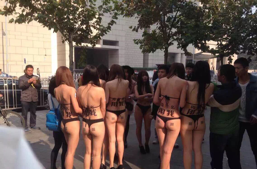 [视频]北京又现低俗营销大批美女身穿比基尼游走街头