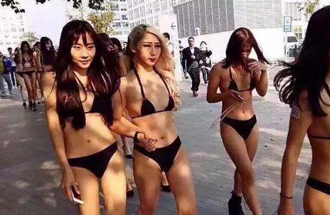 [视频]北京又现低俗营销大批美女身穿比基尼游走街头