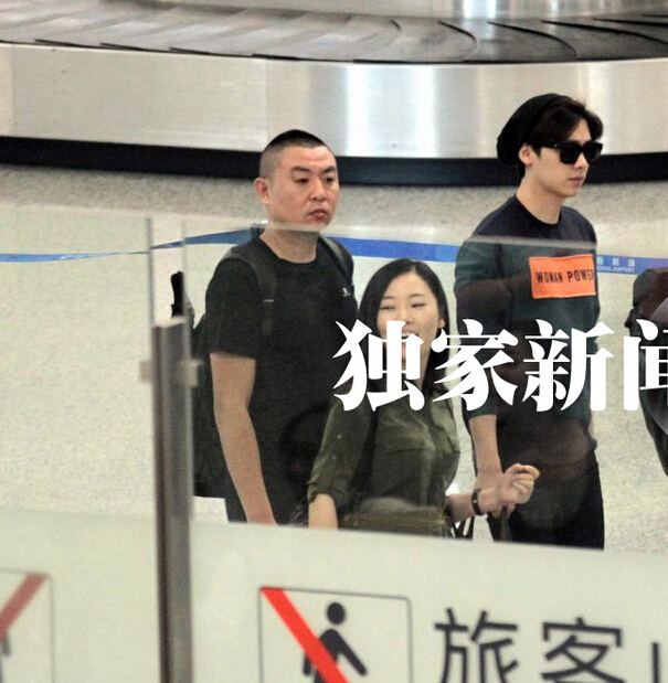 [视频]李易峰现身机场保镖护送 卫衣logo抢眼