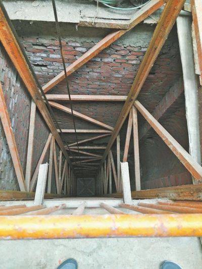 [视频]河南农民自家打井 挖出万年溶洞宛如宫殿