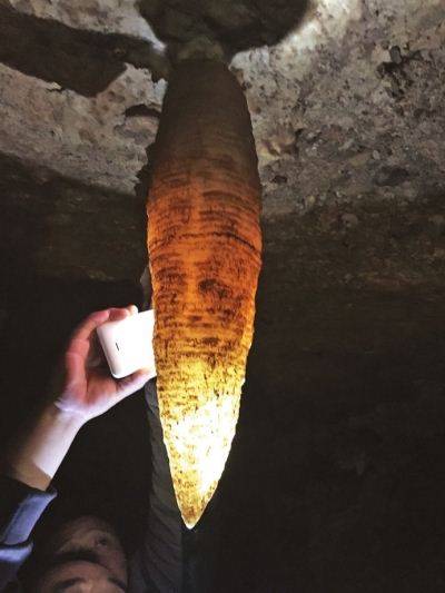 [视频]河南农民自家打井 挖出万年溶洞宛如宫殿