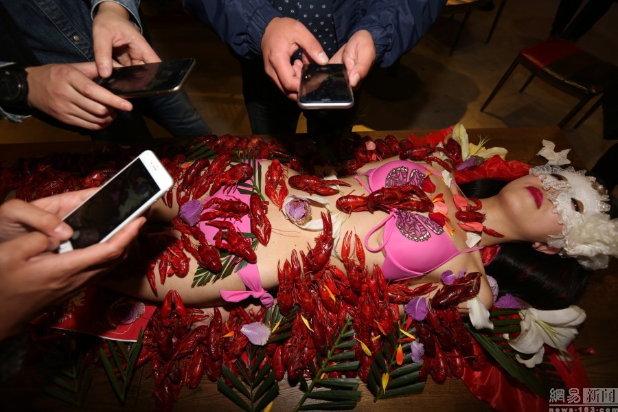 [视频]沈阳一虾馆摆人体盛宴引外国客人品尝