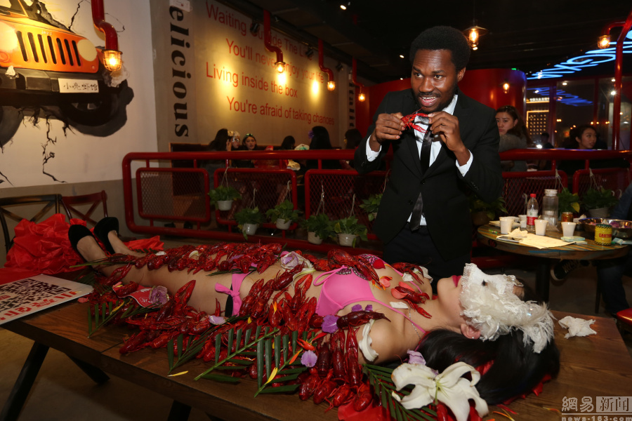 [视频]沈阳一虾馆摆人体盛宴引外国客人品尝