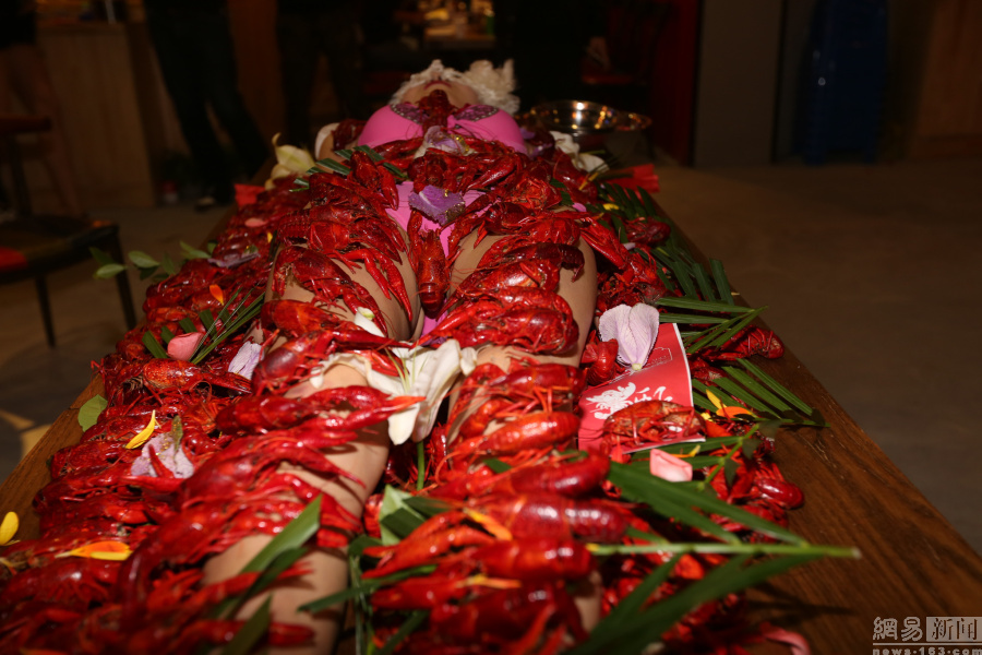 [视频]沈阳一虾馆摆人体盛宴引外国客人品尝