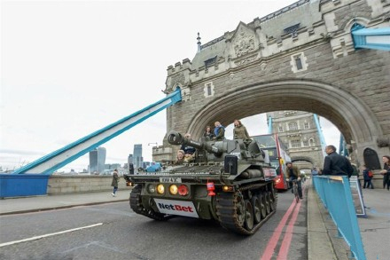 [视频]游客乘坐坦克游览伦敦 美女兴奋自拍