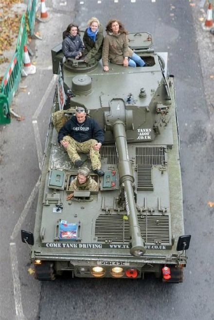 [视频]游客乘坐坦克游览伦敦 美女兴奋自拍