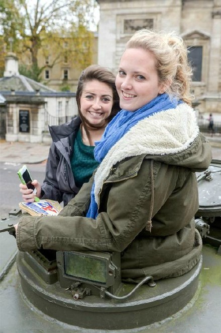 [视频]游客乘坐坦克游览伦敦 美女兴奋自拍