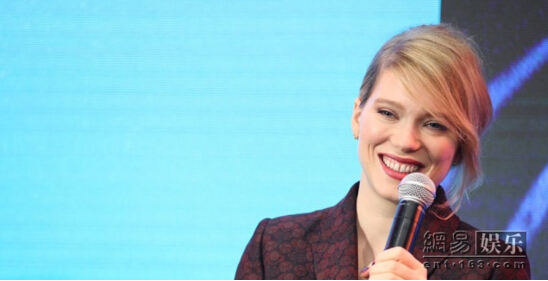 [视频]007制片人携新任邦女郎Seydoux现身北京