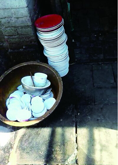 [视频]暗拍饿了么餐厅后厨 紧挨公厕污水横流