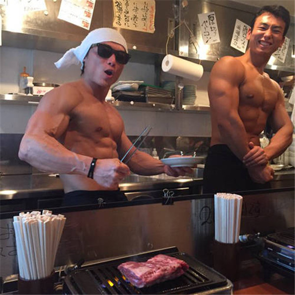 [视频]东京烤肉店放大招 猛男赤膊烤肉秀胸肌