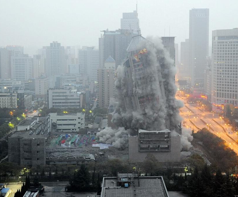 [视频]西安118米高楼爆破 10秒坍塌成平地