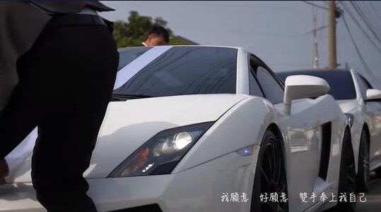 [视频]男子办盛大冥婚迎娶去世女友 现场豪车成排