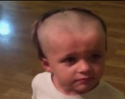 [视频]调皮小男孩用爸爸剃须刀理了个爆笑发型