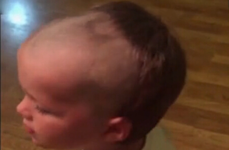 [视频]调皮小男孩用爸爸剃须刀理了个爆笑发型