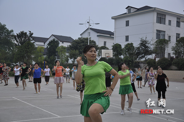 （常德市荷花社区垃圾堆变娱乐休闲广场，成了居民们的好去处。