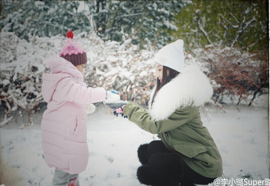 [视频]李小璐和甜馨堆雪人 母女打扮时髦称闺蜜