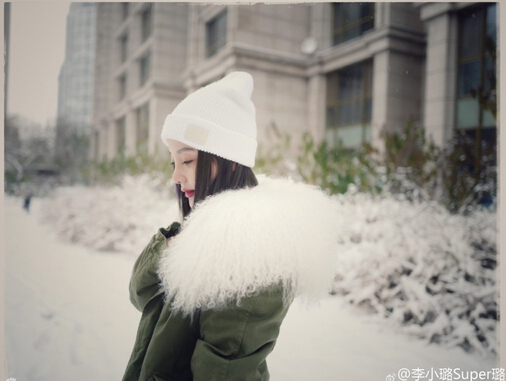 [视频]李小璐和甜馨堆雪人 母女打扮时髦称闺蜜