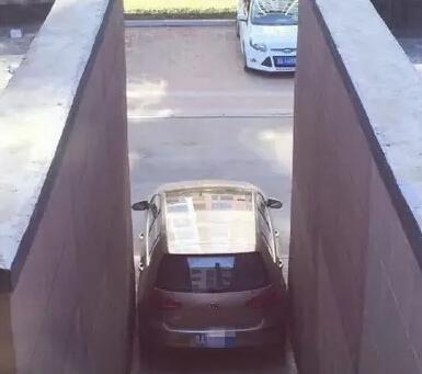 [视频]新手女司机摸黑将车停进楼缝 天窗爬出后备箱爬进