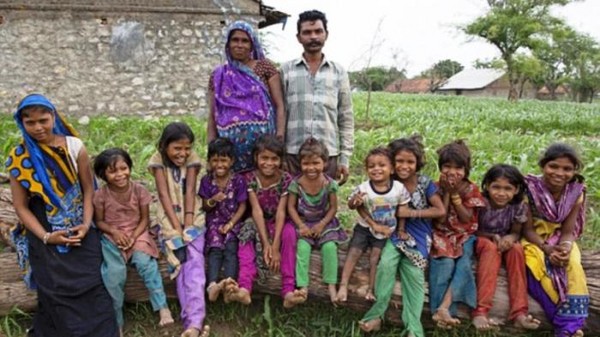 [视频]印度妇人一心求子 结婚18年生育15名女婴