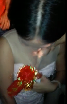 [视频]恶俗婚礼！伴娘惨遭男子当众摸胸“找花生”