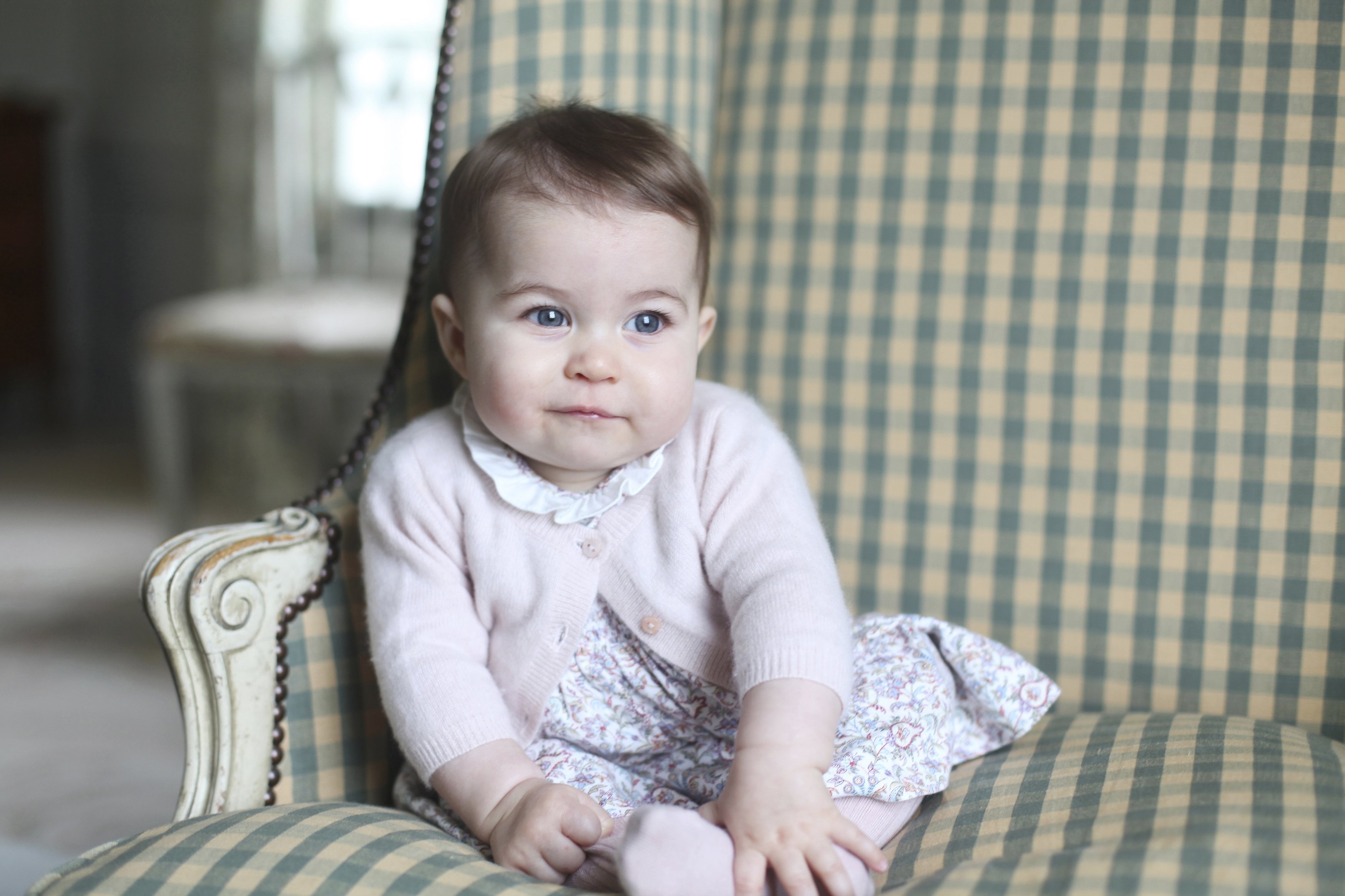 [视频]英皇室公布夏洛特公主最新萌照 凯特王妃亲自拍摄
