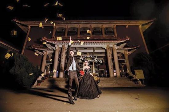 [视频]墓地拍新婚照 这样的“创意”少来
