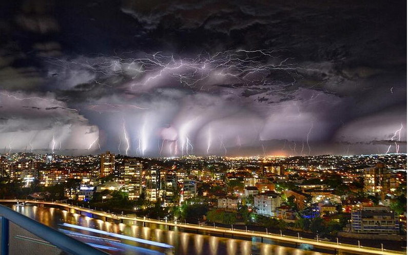 [视频]摄影师抓拍澳洲夜空10万道闪电 又美又恐怖