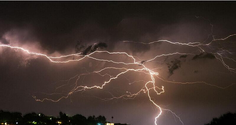 [视频]摄影师抓拍澳洲夜空10万道闪电 又美又恐怖
