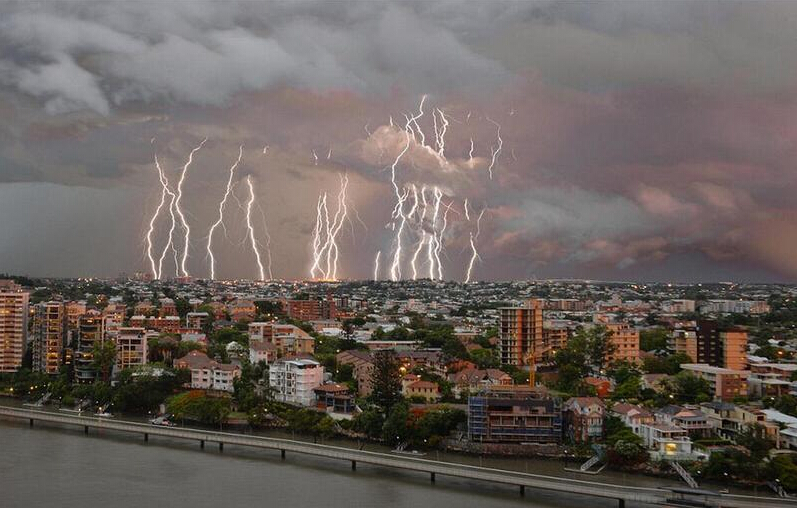 [视频]摄影师抓拍澳洲夜空10万道闪电 又美又恐怖
