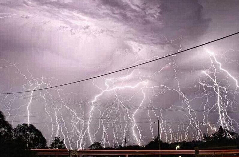 [视频]摄影师抓拍澳洲夜空10万道闪电 又美又恐怖