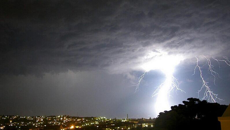 [视频]摄影师抓拍澳洲夜空10万道闪电 又美又恐怖