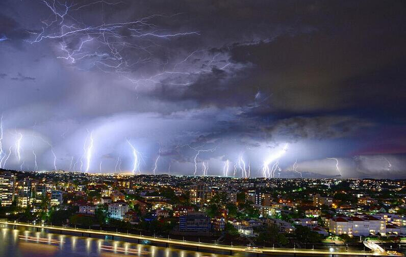 [视频]摄影师抓拍澳洲夜空10万道闪电 又美又恐怖