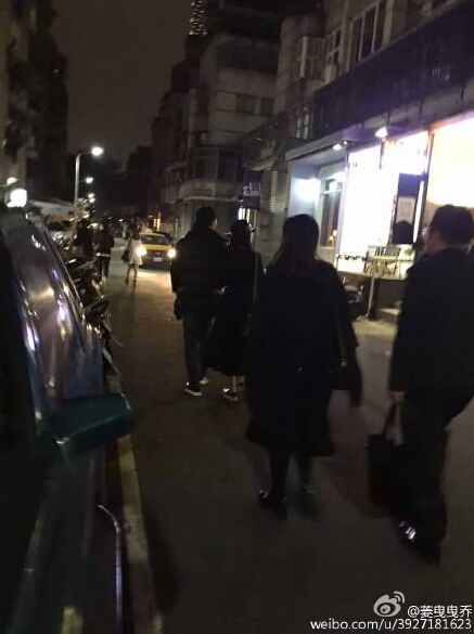 [视频]“晨冰”台北约会 范冰冰紧偎李晨显恩爱