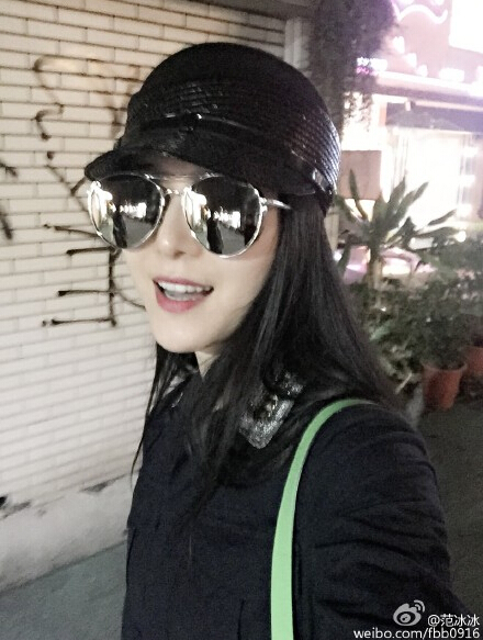 [视频]“晨冰”台北约会 范冰冰紧偎李晨显恩爱