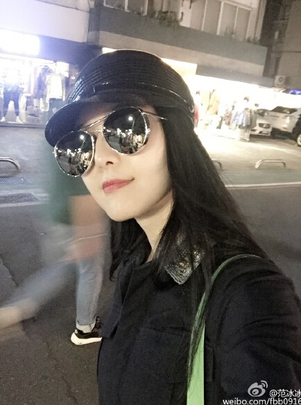 [视频]“晨冰”台北约会 范冰冰紧偎李晨显恩爱