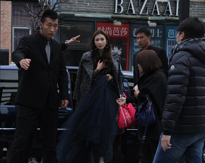 [视频]林志玲出街穿长纱 手捂胸口防走光 