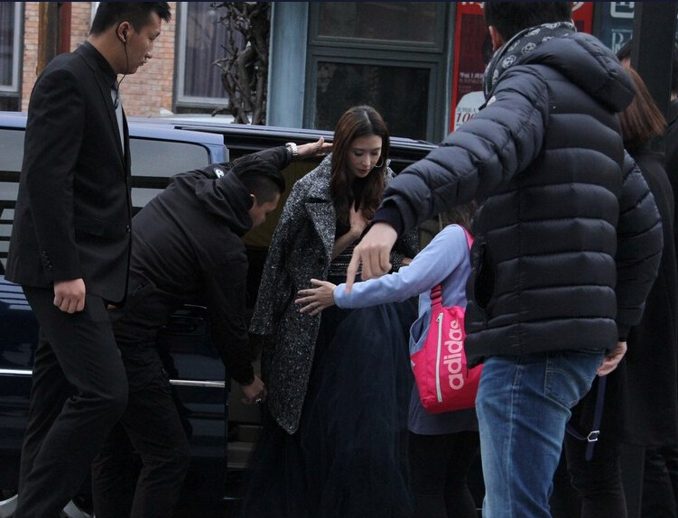 [视频]林志玲出街穿长纱 手捂胸口防走光 