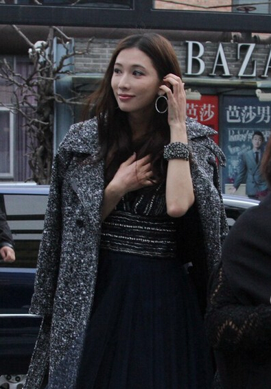 [视频]林志玲出街穿长纱 手捂胸口防走光 