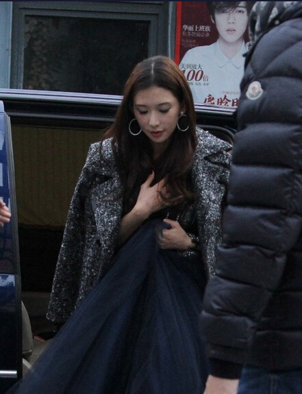 [视频]林志玲出街穿长纱 手捂胸口防走光 