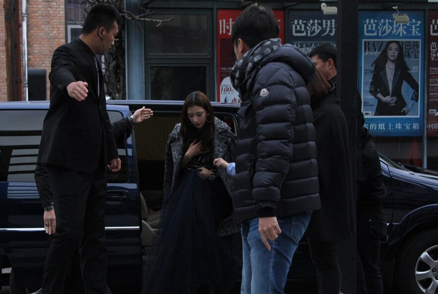 [视频]林志玲出街穿长纱 手捂胸口防走光 