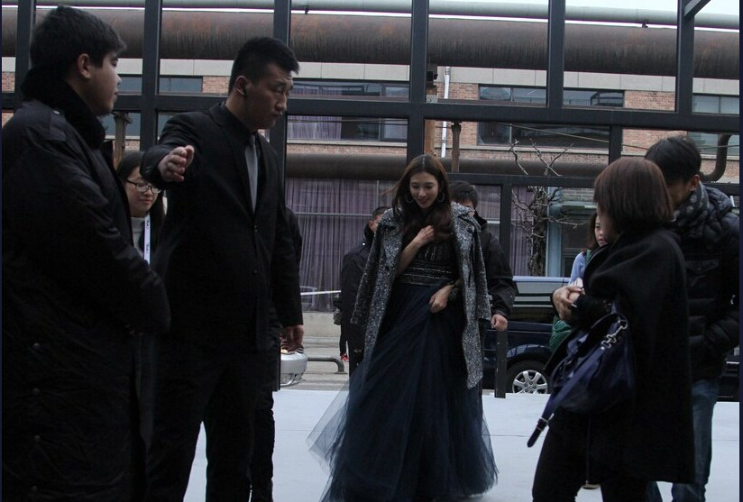 [视频]林志玲出街穿长纱 手捂胸口防走光 