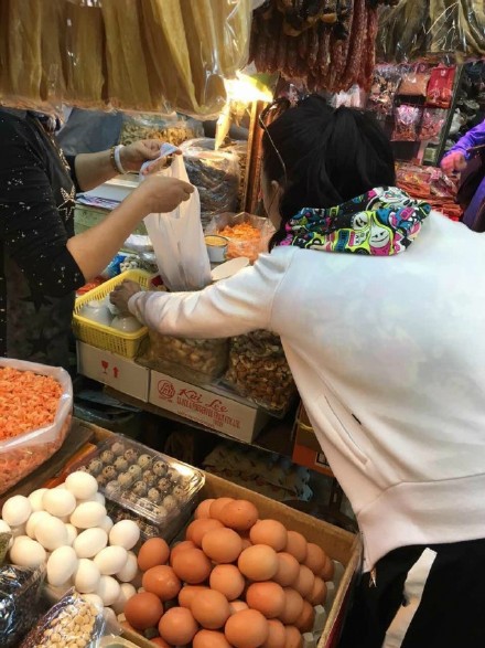 [视频]张柏芝戴黑超独自菜场购物 众街坊纷纷求合影