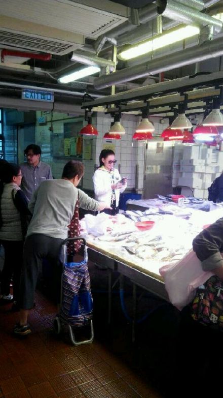 [视频]张柏芝戴黑超独自菜场购物 众街坊纷纷求合影