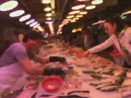 [视频]张柏芝戴黑超独自菜场购物 众街坊纷纷求合影