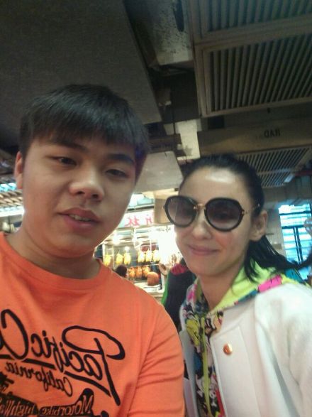 [视频]张柏芝戴黑超独自菜场购物 众街坊纷纷求合影