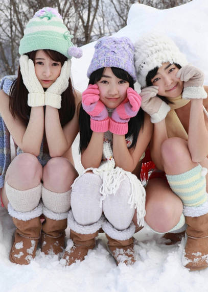 [视频]画面太美！日本女星穿比基尼雪地打雪仗