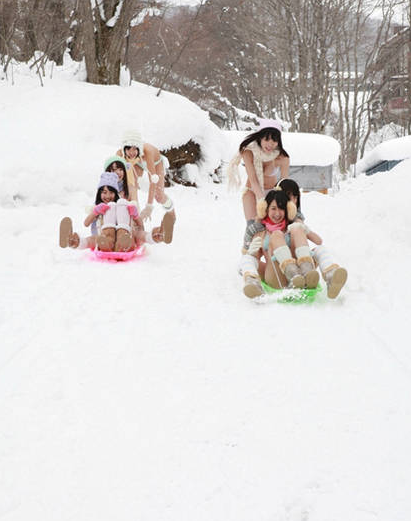 [视频]画面太美！日本女星穿比基尼雪地打雪仗