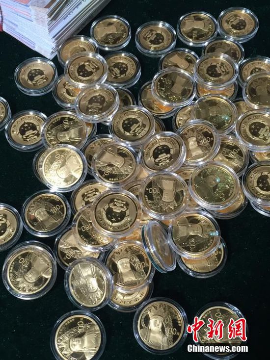 [视频]上海查获走私纪念币 2332枚近17公斤
