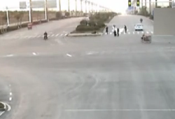 [视频]情侣马路快车道上拍婚纱照 过往车辆纷纷避让