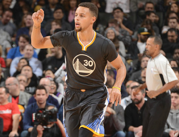 [视频]停不下来!绝境依旧逢生 神奇库里征服传奇巨星